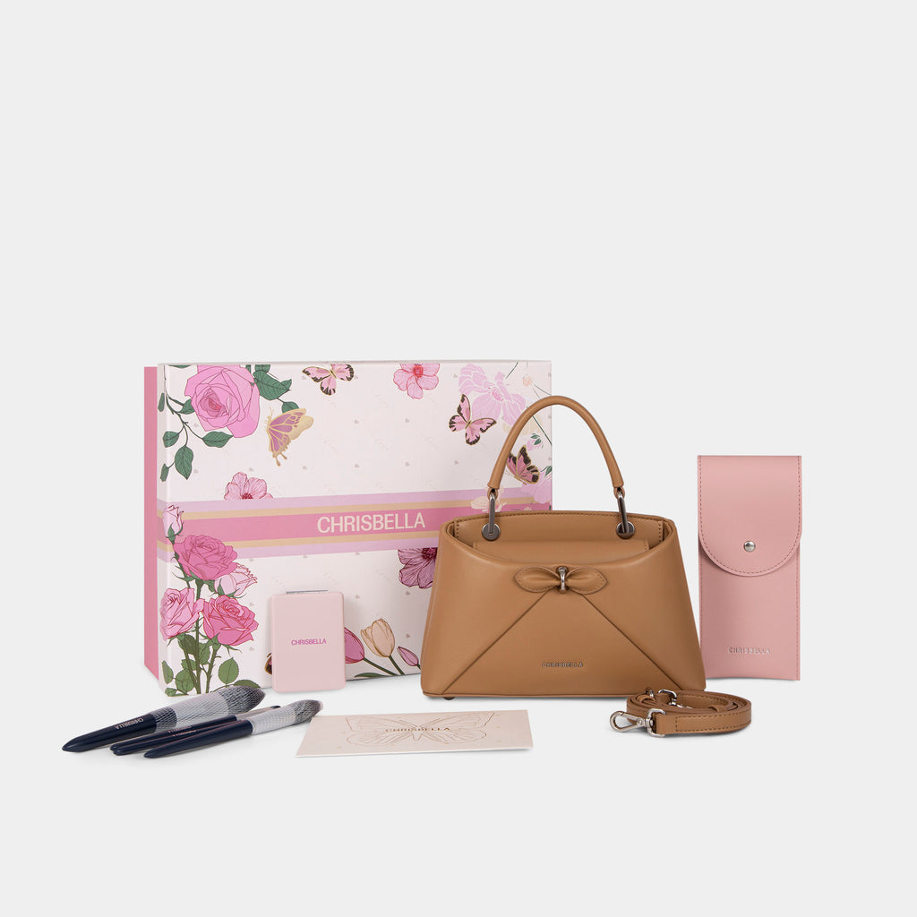 Sac à main avec nœud élégant et coffret cadeau fleuri
