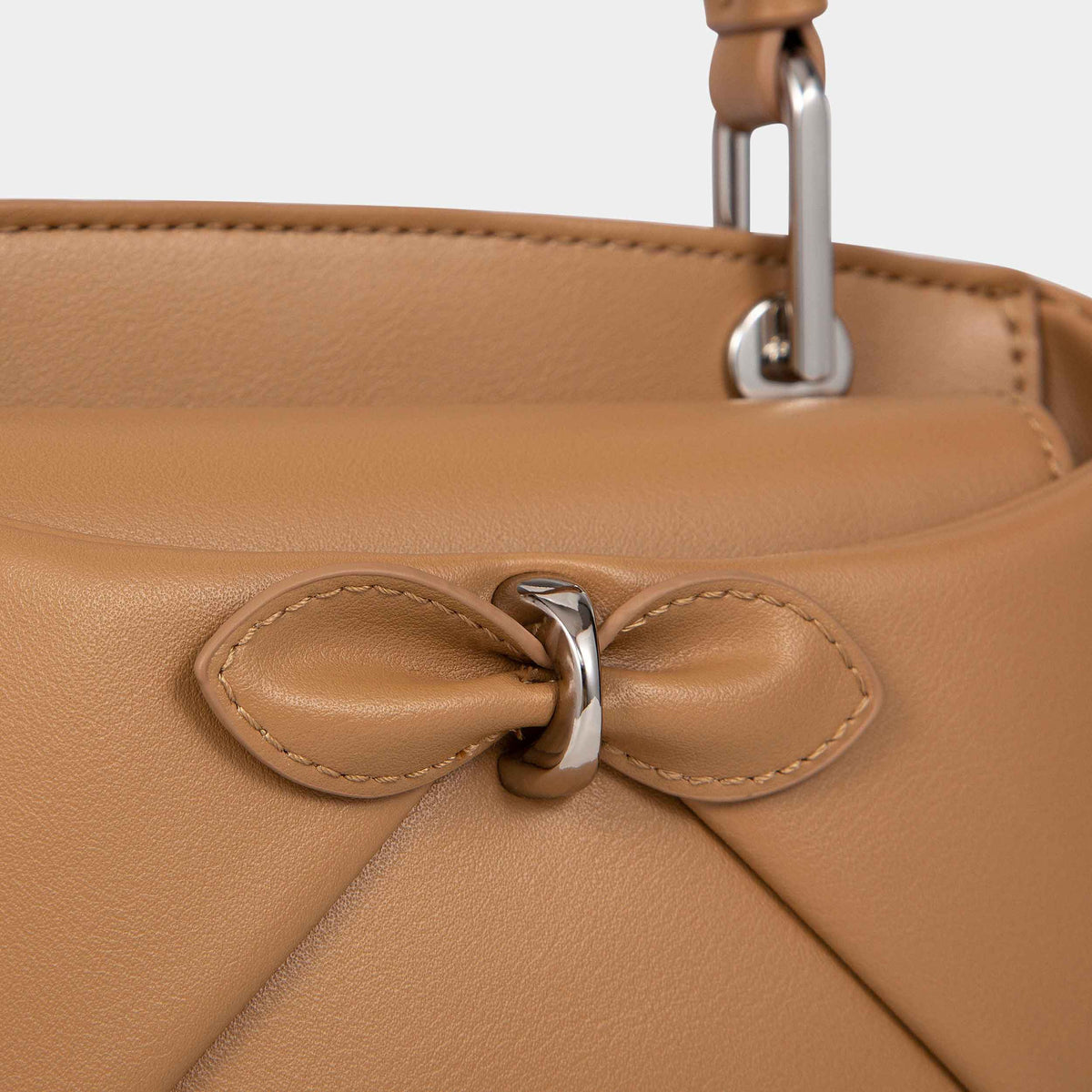 Sac à main avec nœud élégant et coffret cadeau fleuri