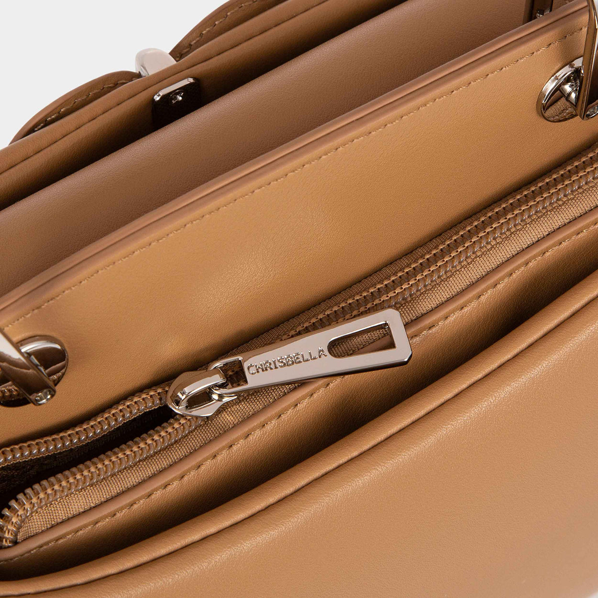 Sac à main avec nœud élégant et coffret cadeau fleuri