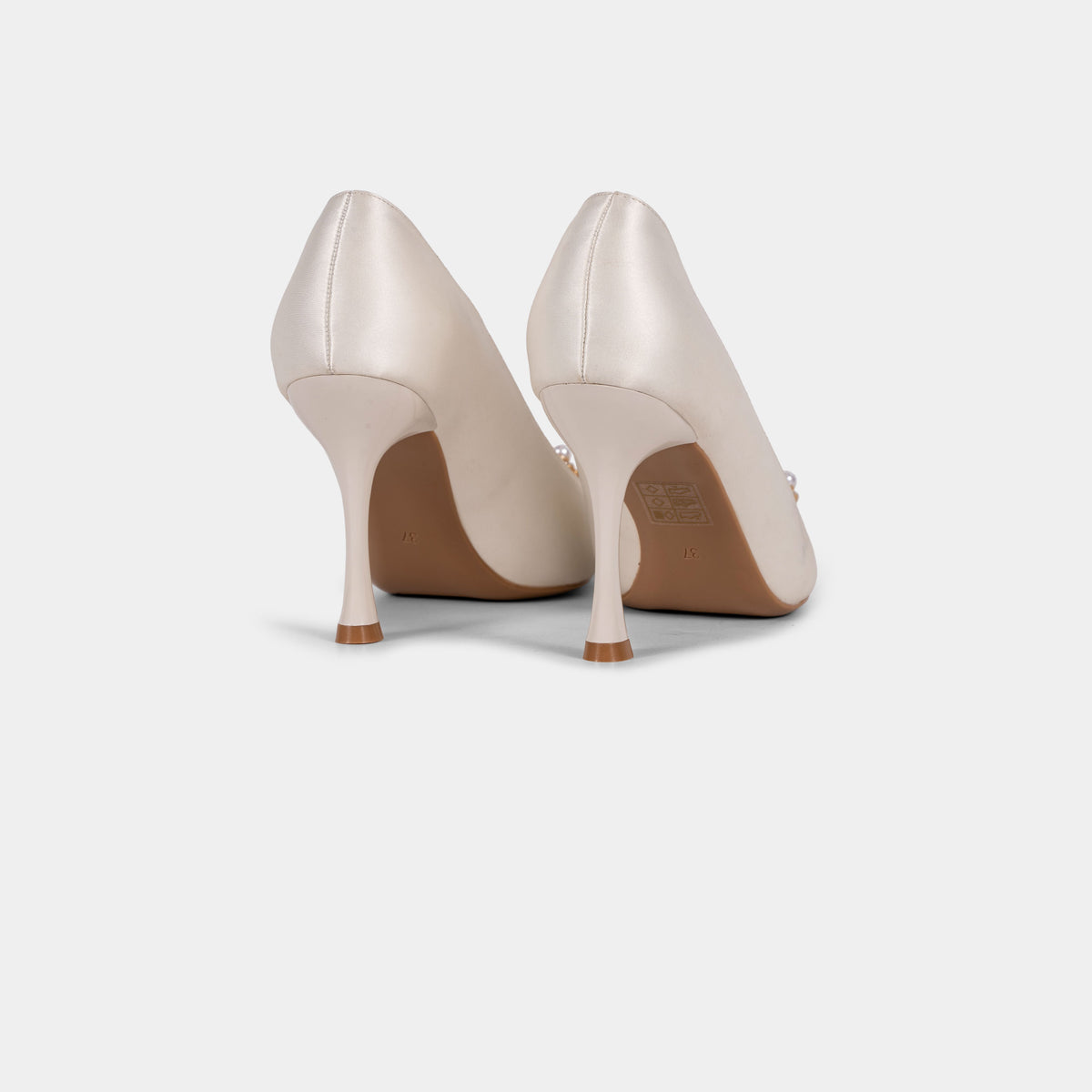 Escarpins Blancs en Satin avec Broche Perles et Cristaux